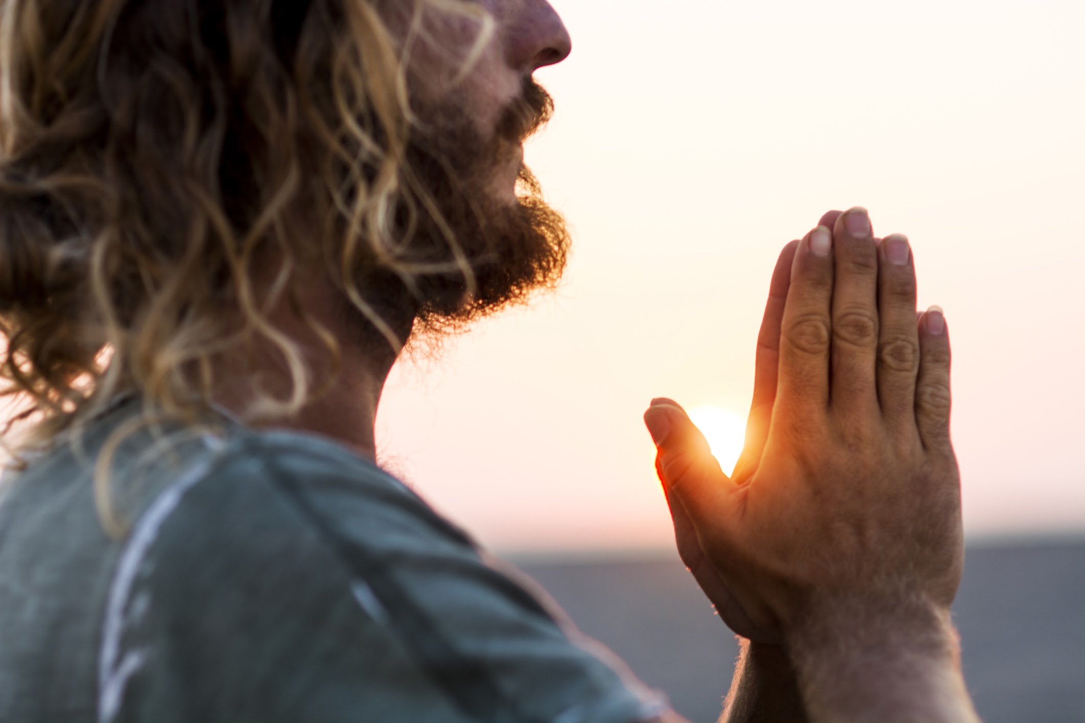 Молиться. Да он молится. Да он молится. Да он молится. Да он молится.