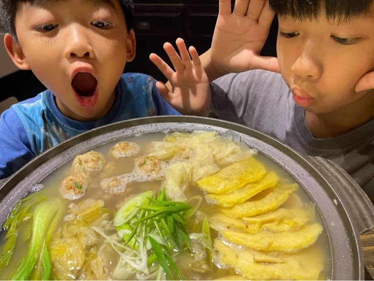 狷狂酸白菜鍋(含蛋餃6個、小獅丸8顆)