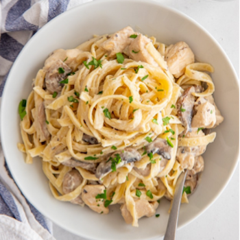 Fettuccine alfredo chicken pasta