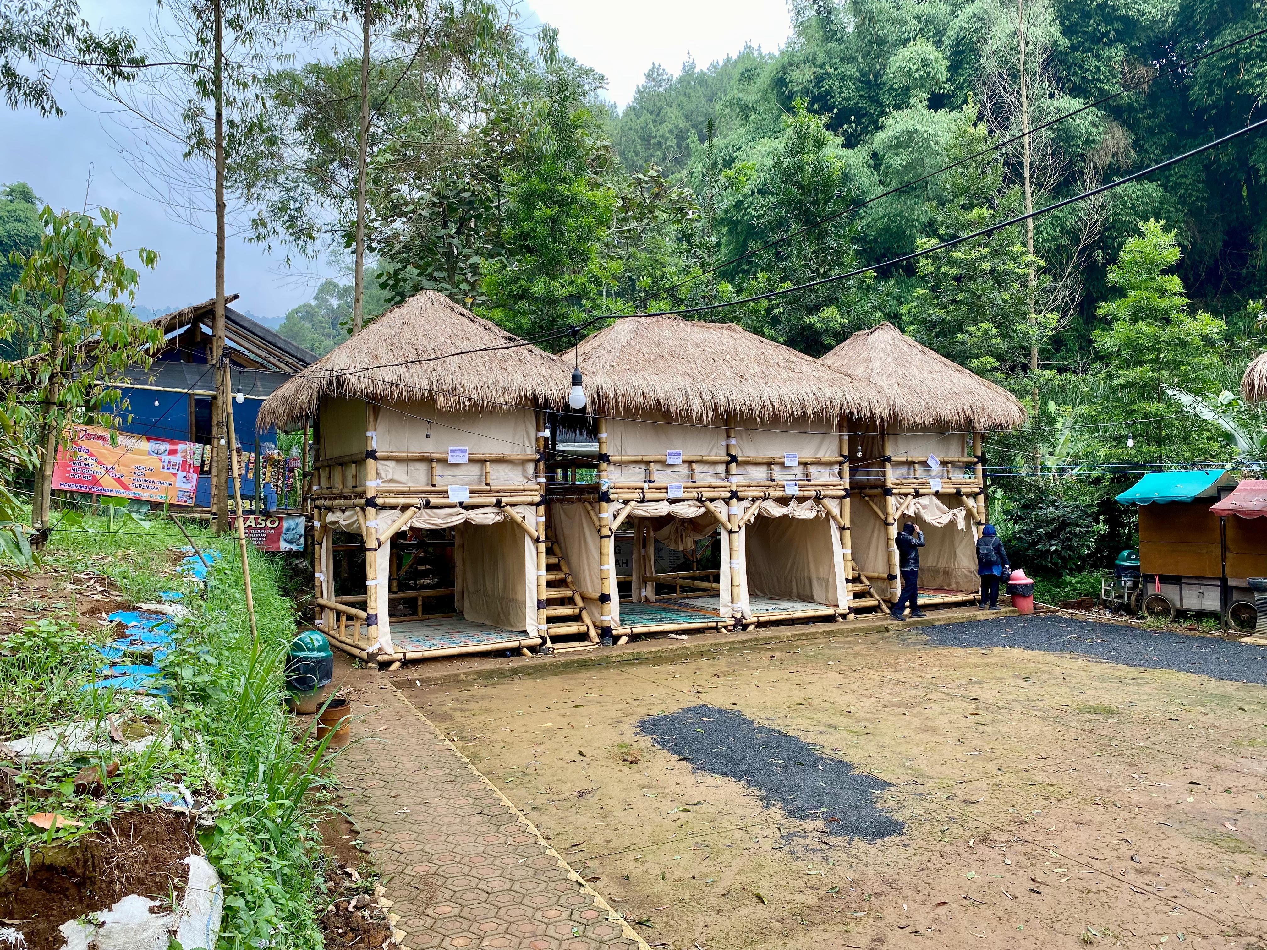 Saung Besar Jam 09.00 ukuran 2.5x3 meter Kapasitas 10 orang Lokasi dekat Area Camp F dan G