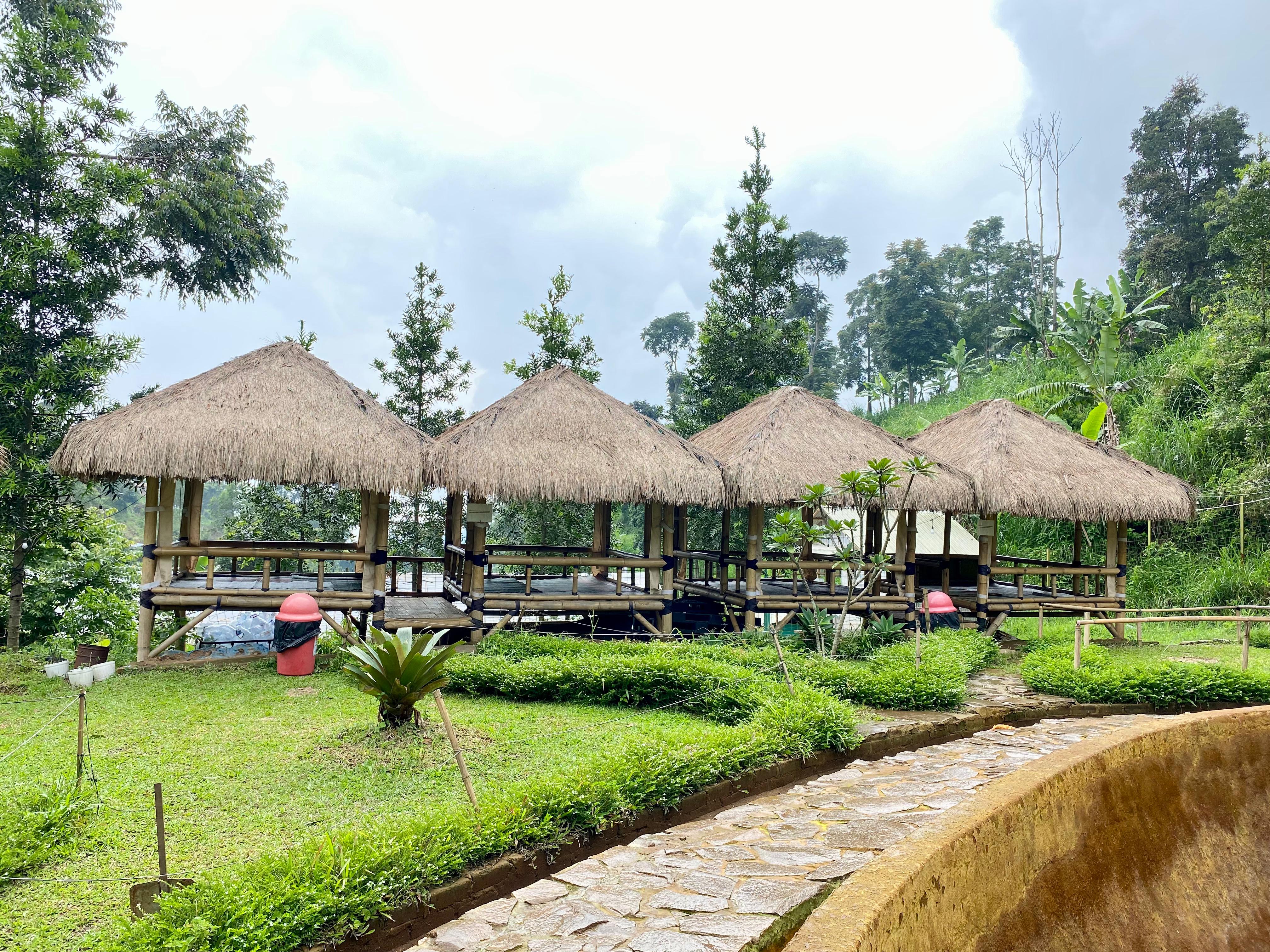 Saung Besar Hari Minggu Jam 10.00, Hari Sabtu jam 13.00 ukuran 2.5x3 meter Kapasitas 10 orang Lokasi Kolam Baru