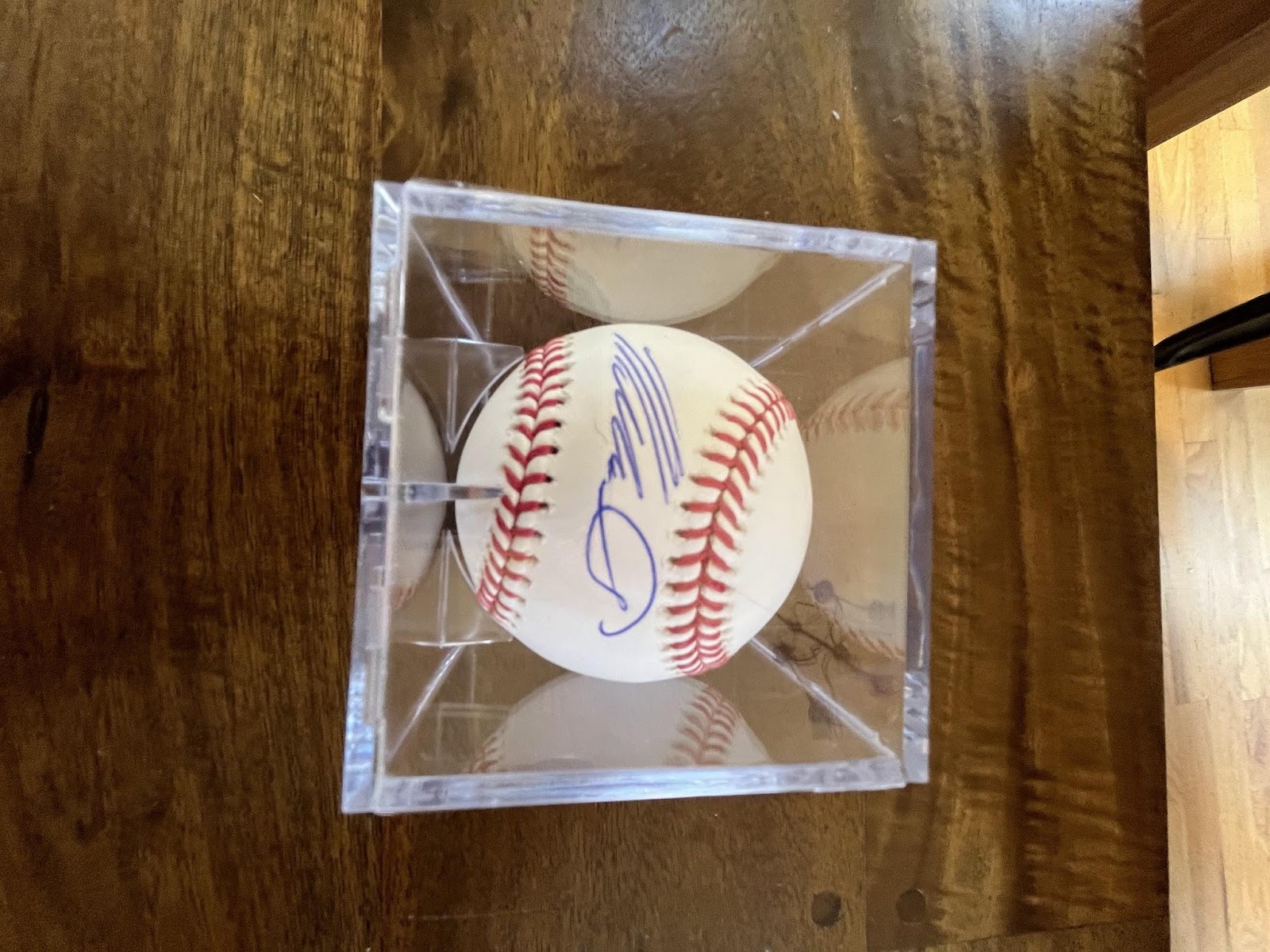 Mike Soroka - signed baseball (authenticated), in case