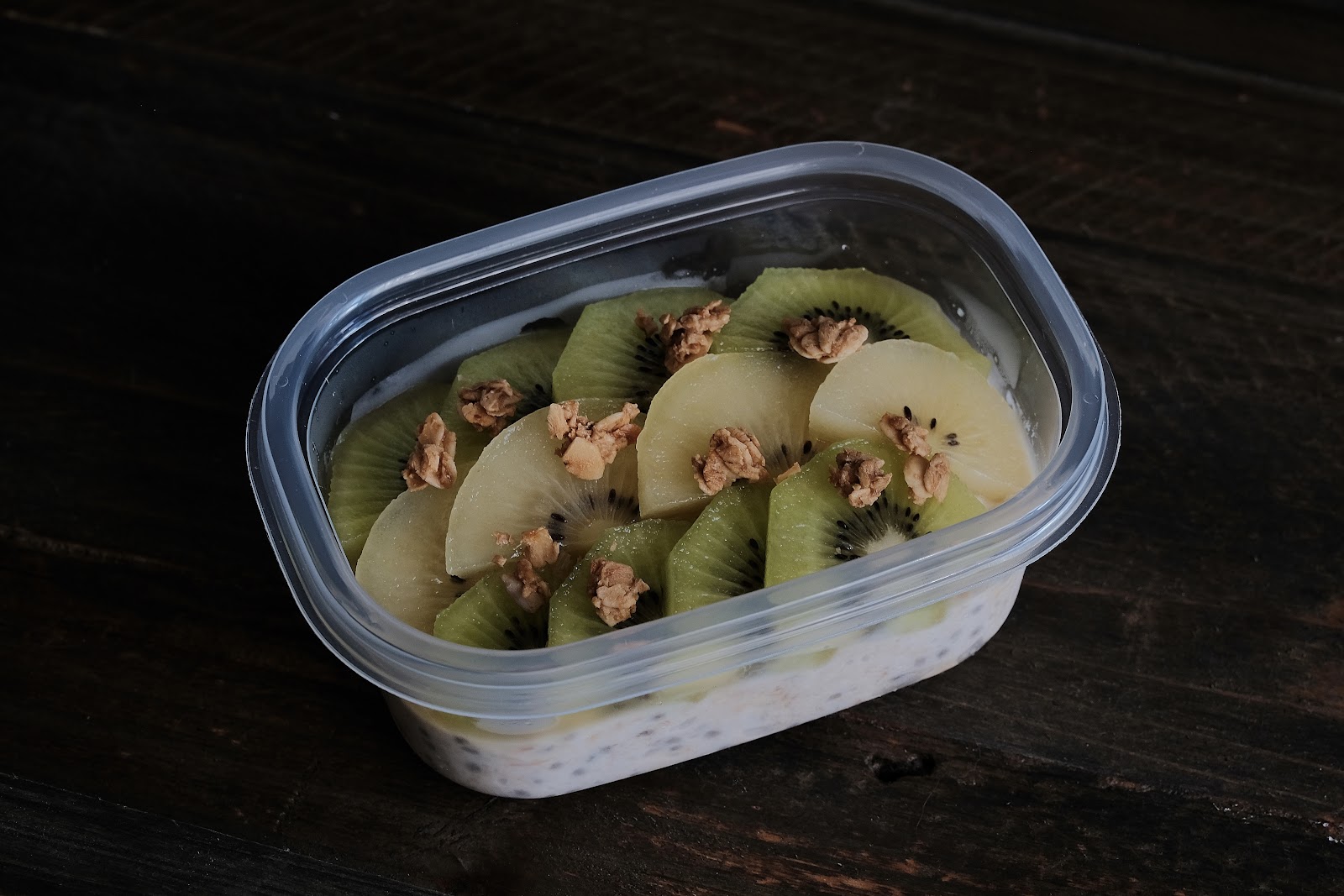 Kiwi Baby 活力奇異果$110  (擁有『水果之王』稱號的奇異果，富含維生素C、E、多酚和膳食纖維，不但能幫助減肥、改善便秘，豐富的纖維質可抑制血糖上升，每盒含有綠奇異果及金煌奇異果，非常清爽又健康的一款！)
