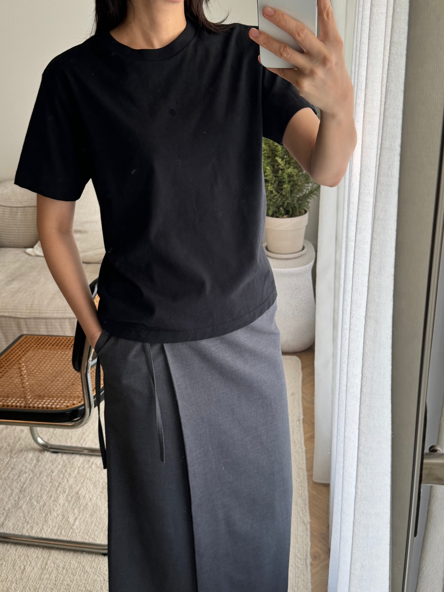 版型鬆弛，布料帶有滑感，親膚性極佳，作為daily穿搭非常適合。