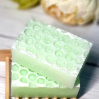 Soapbar made from real goat's milk, in peppermint essential oil.