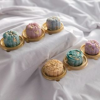 Box of 6  Snowskin “Ping Pei” Mooncakes Mixed Gift Box : 3 with yolk 3 without yolk