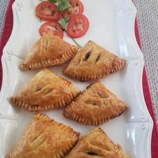 Beef Pocket : Beef cooked in savory blend of spices, encased in puff pastry and baked until golden brown. 2 in each order