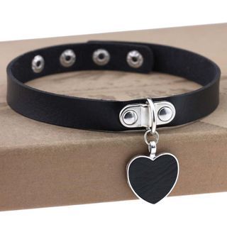 Black heart pendant choker