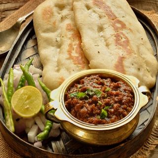 Kheema Kulcha (Serves 2)