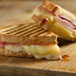 Desayuno Opción 2 / Sandwich de jamón y queso (incluye avena, cafe y jugo)