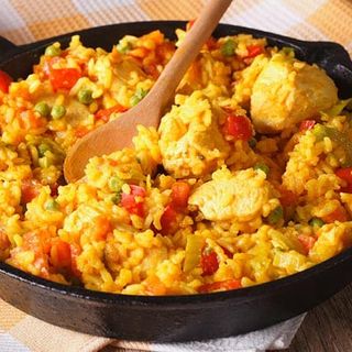 Cena Opción 2 / Paella de Carnes con ensalada verde y amarillos