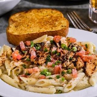 Cena Opción 2 / Churrasco en trozos con Pasta Penne en salsa Alfredo, Ensalada verde y pan con ajo