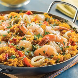 Cena Opción 1 / Paella de Mariscos con ensalada verde y amarillos